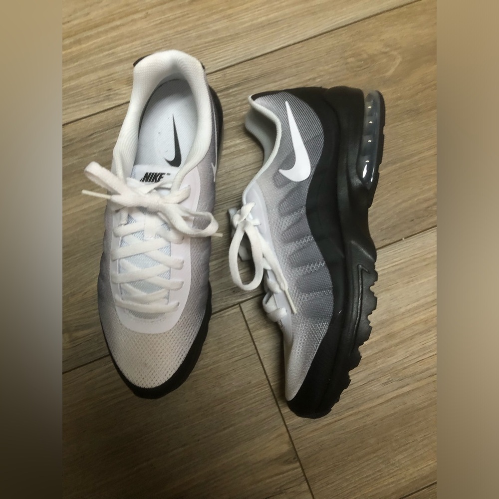 Nike Men’s Sneakers in White and Black